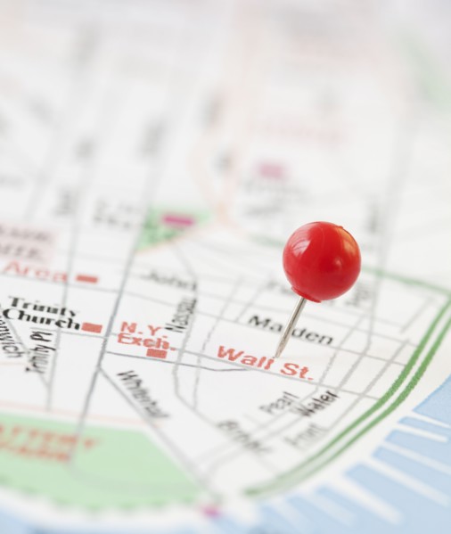 Close-up of pin on wall street map. Photographe : Jamie Grill