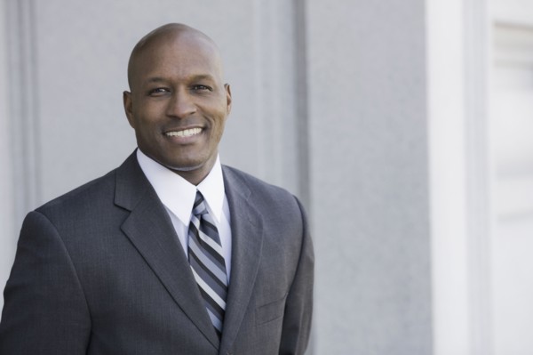 Portrait of businessman smiling, outdoors, San Francisco, California, USA. Photographe : PT Images