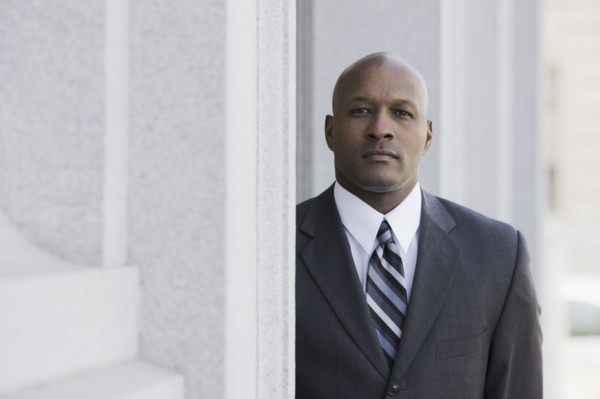 Portrait of businessman outdoors, San Francisco, California, USA. Photographe : PT Images