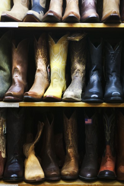Boot in row on shelves in shop, Aspen, Colorado, USA . Photographe : Shawn O'Connor