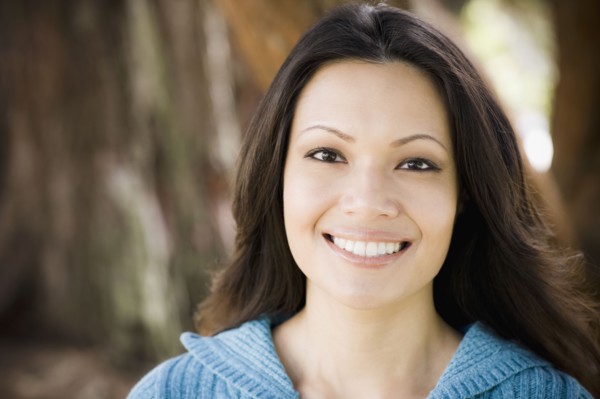 Portrait of woman in park. Photographe : PT Images