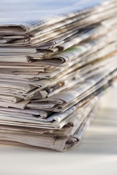 Pile of newspapers for recycling, studio shot. Photographe : Daniel Grill