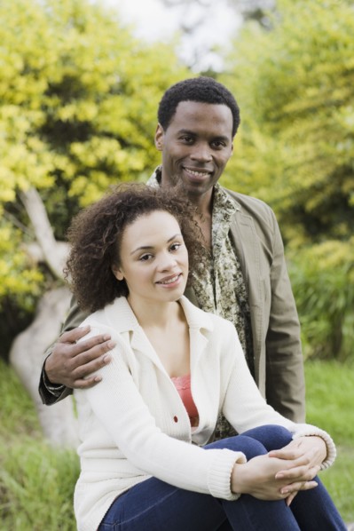Portrait of couple smiling in park. Photographe : PT Images