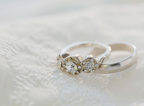 Two wedding rings on bed. Photographe : Jamie Grill