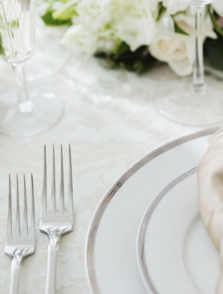 Wedding table setting, studio shot. Photographe : Jamie Grill
