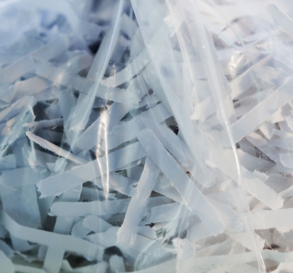 Shredded paper in plastic bag. Photographe : Jamie Grill