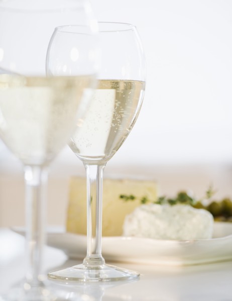 White wine and plate of cheese. Photographe : Jamie Grill