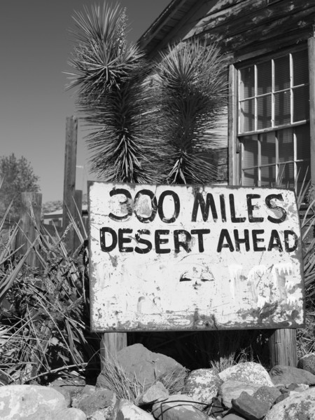 Road sign in the desert. Photographe : John Kelly