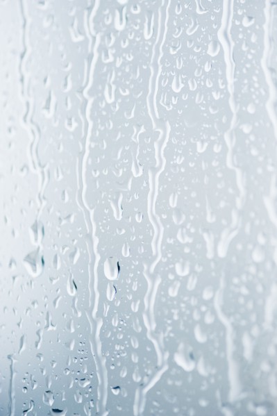 Drops of rain on window. Photographe : Jamie Grill