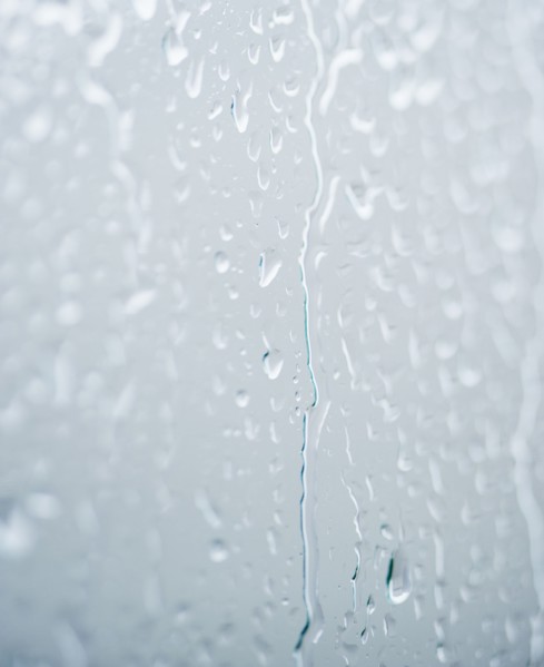Drops of rain on window. Photographe : Jamie Grill