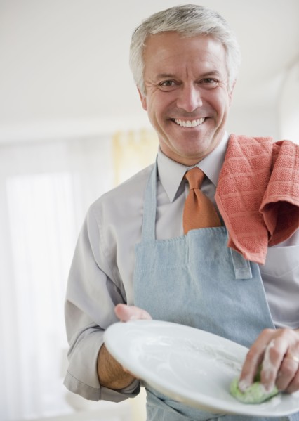 Father washing dishes. Photographe : Jamie Grill