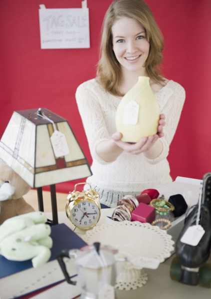Woman at thrift sale. Photographe : Jamie Grill