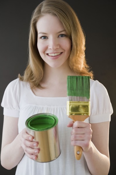 Woman holding green paint. Photographe : Jamie Grill