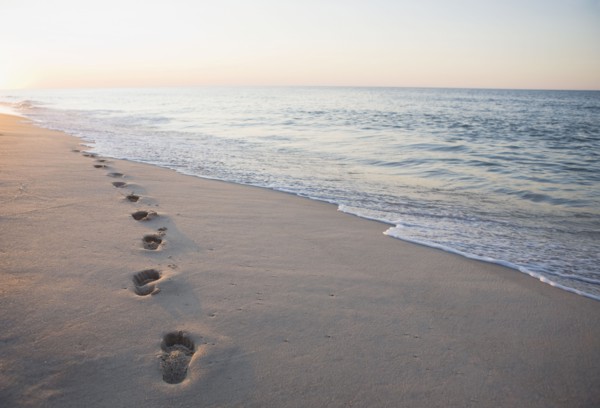Footprints in the sand. Photographe : Chris Hackett
