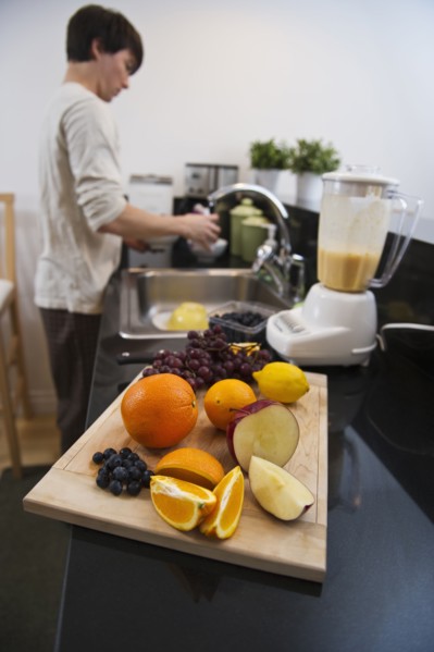 Man making smoothie. Photographe : Daniel Grill