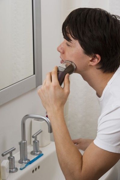 Man shaving. Photographe : Daniel Grill