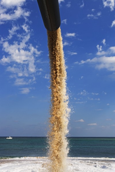 Dredger spraying sand on beach. Photographe : fotog