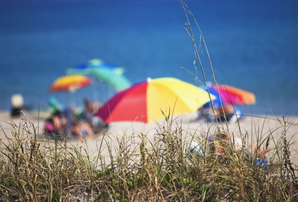 Beach umbrellas by the ocean. Photographe : fotog