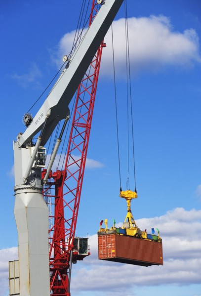 Crane lifting shipping container. Photographe : fotog