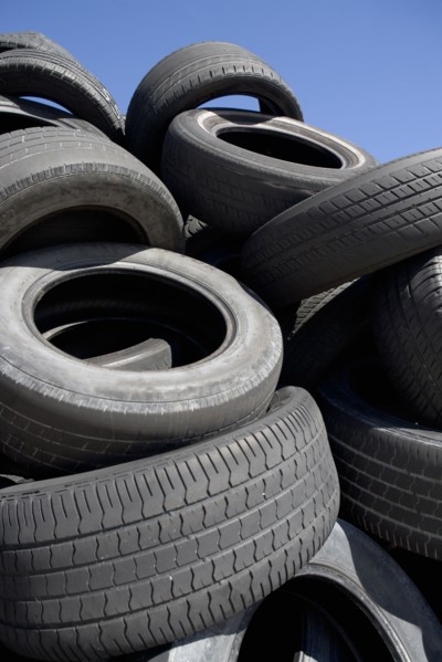 Pile of used tires. Photographe : fotog