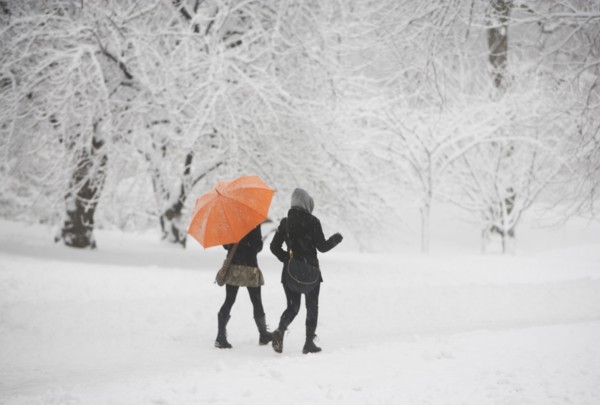 Two girls walking through snowy park. Photographe : fotog