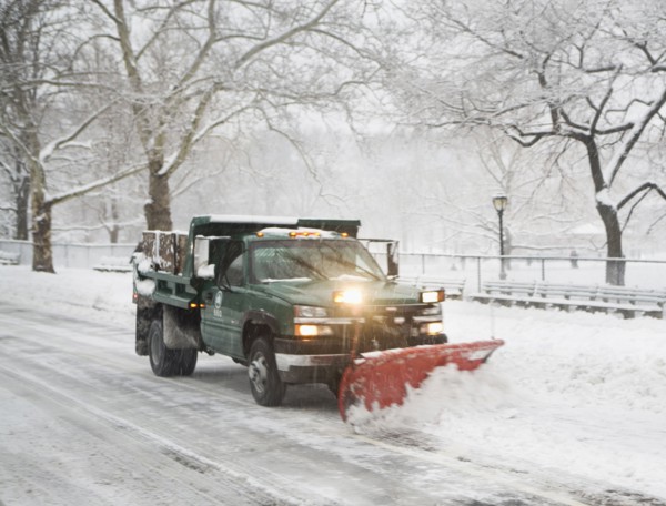 Snow plow truck clearing road. Photographe : fotog