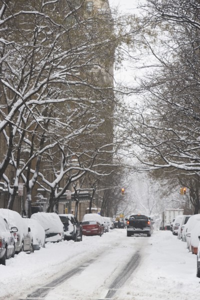 Snow covered street. Photographe : fotog