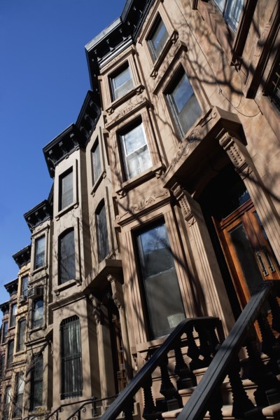 Low angle view of townhouse. Photographe : fotog