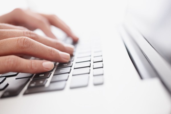 Fingers typing on keyboard. Photographe : momentimages