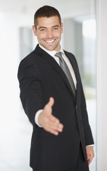 Businessman waiting to shake hands. Photographe : momentimages