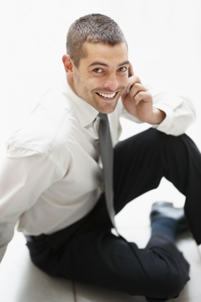 Businessman talking on phone. Photographe : momentimages