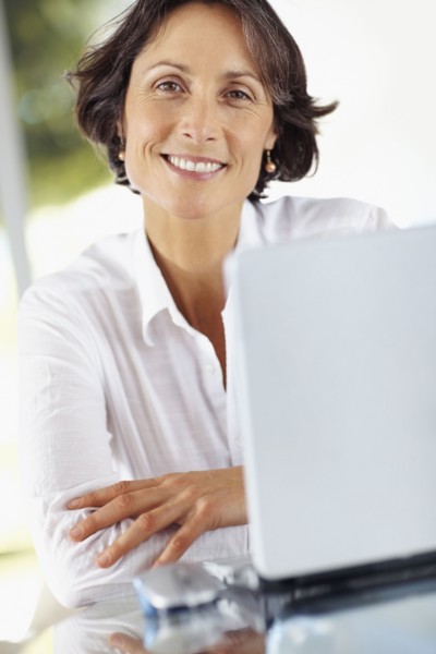 Woman working on laptop. Photographe : momentimages