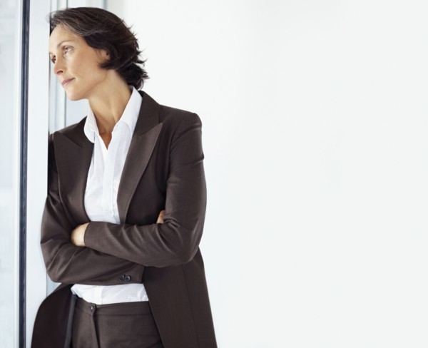 Contemplative businesswoman. Photographe : momentimages