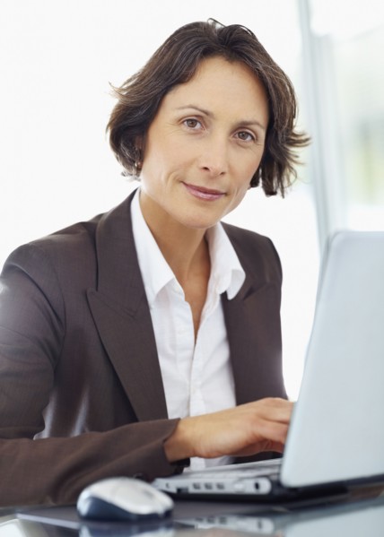 Businesswoman working on laptop. Photographe : momentimages