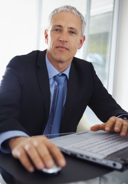 Businessman working on laptop. Photographe : momentimages