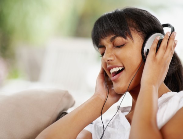 Young woman listening to music. Photographe : momentimages