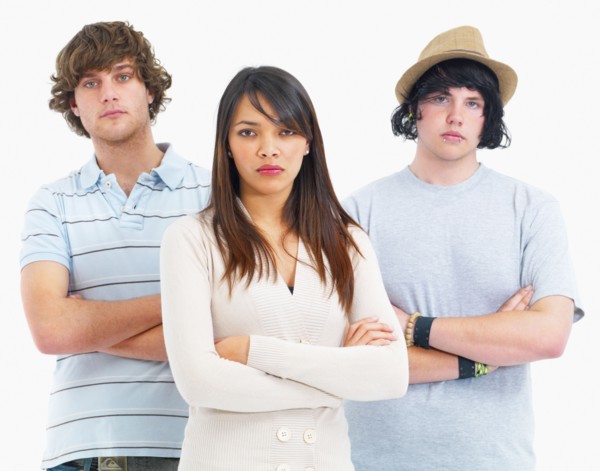 Three people with their arms crossed. Photographe : momentimages