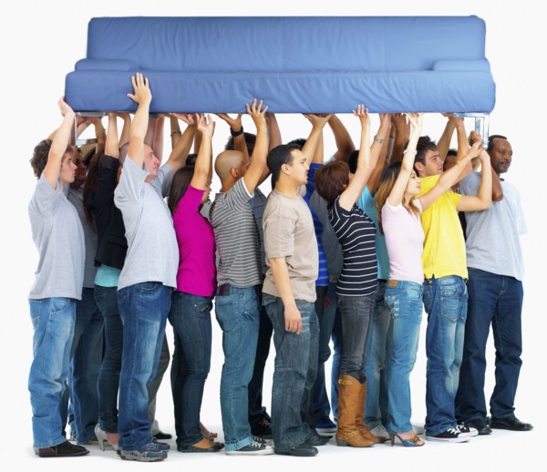 People carrying a couch. Photographe : momentimages