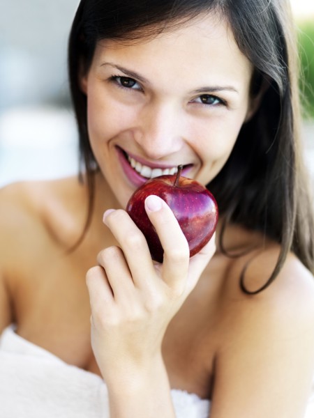 Woman eating an apple. Photographe : momentimages