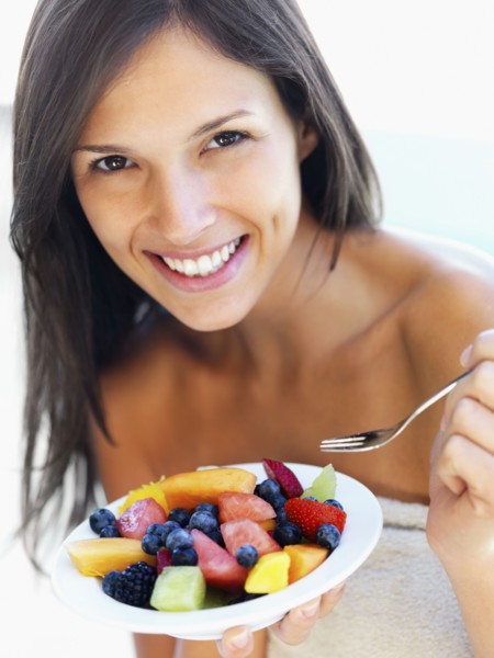 Woman eating fresh fruit. Photographe : momentimages