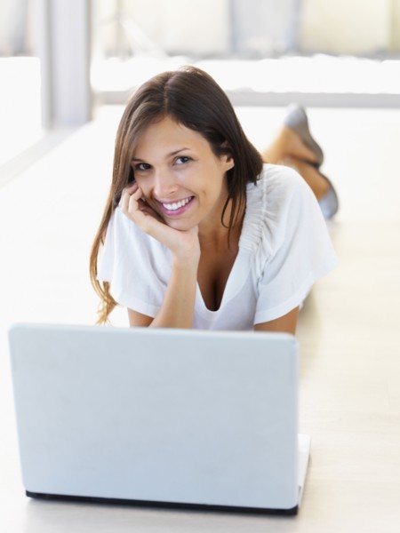 Woman looking at laptop. Photographe : momentimages