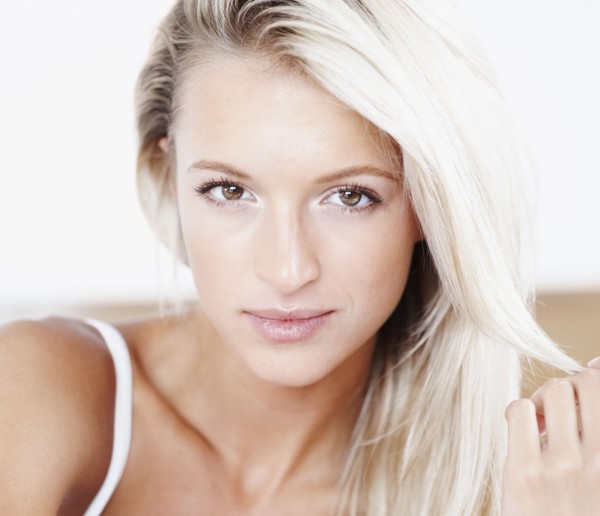 Beautiful blonde woman. Photographe : momentimages
