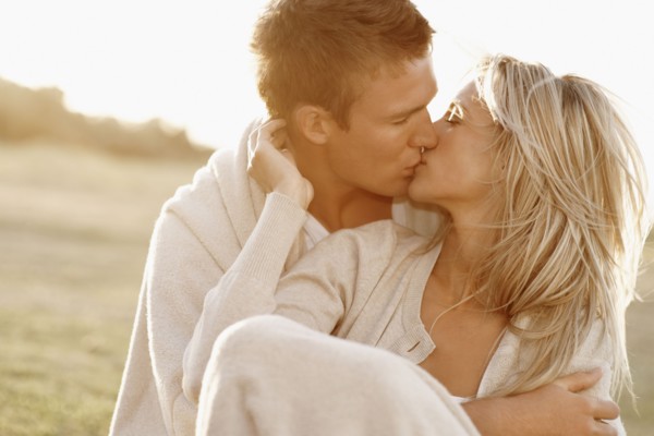 Couple kissing. Photographe : momentimages