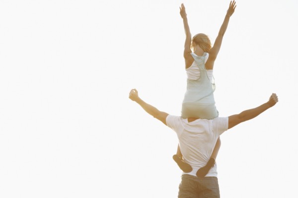 Man carrying woman on his shoulders. Photographe : momentimages