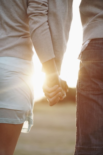 Couple holding hands. Photographe : momentimages