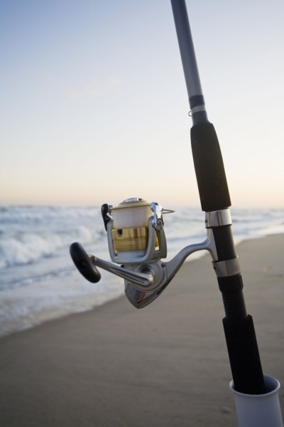 Fishing pole on the beach. Photographe : Chris Hackett