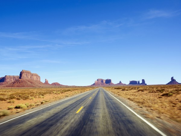 Desolate road through the desert. Photographe : John Kelly