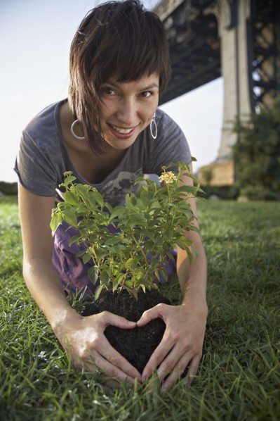 Woman planting aspen sapling. Photographe : Shawn O'Connor