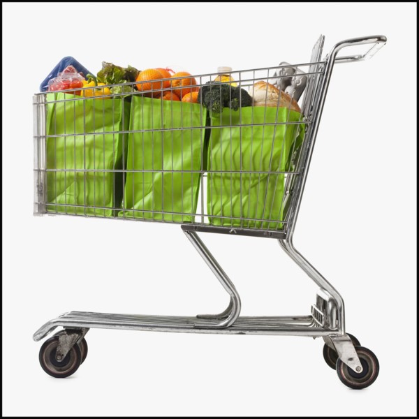 Grocery cart full of bags of groceries. Photographe : Mike Kemp