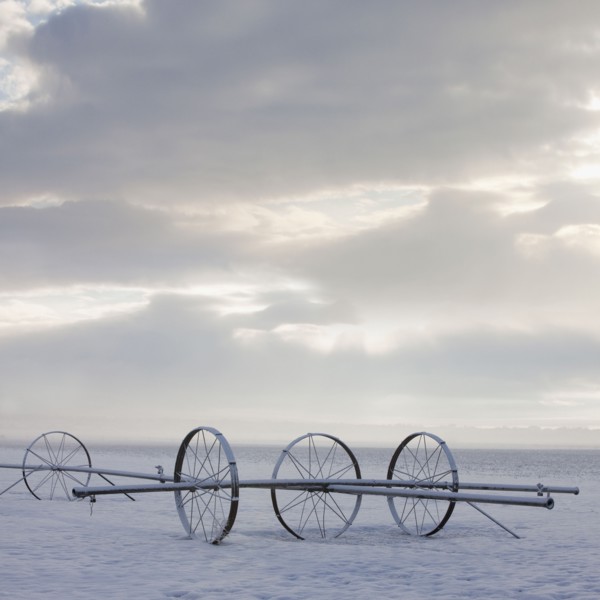 Irrigation equipment on a snow covered field. Photographe : Mike Kemp